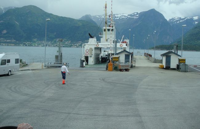 16：26<br />フィヨルドに沿ってバスを走らせるより、時間短縮になるのでヘラからフェリーでドラグスビックに渡ります。