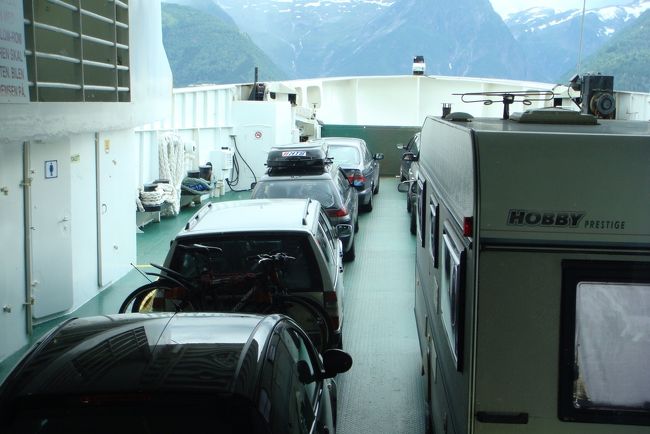 フェリーの乗船時間は10分。<br />バスの隣にピッタリ停車していたので、扉が開きません。10分ですからシートに座ったまま待ちます。