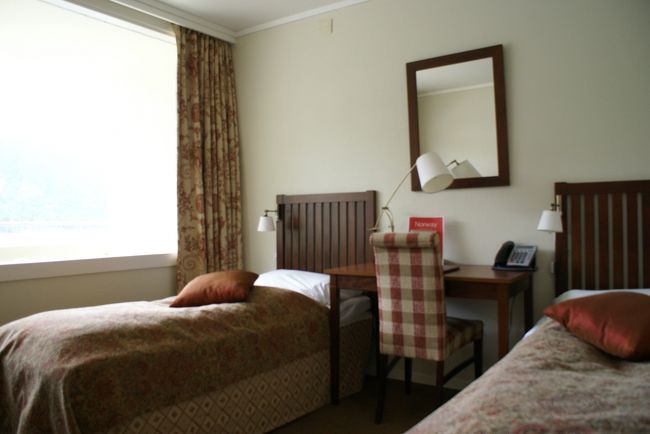 16：55<br />グヴィクネス・ホテルに到着。<br />フィヨルドの見えるロビーで部屋の鍵を受取ります。<br /><br />窓が大きくて明るいお部屋です。<br />この幅の狭いベッドにもようやく慣れました。