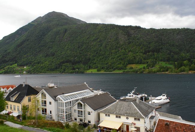 この日は複雑な天候で雨のち曇りのち晴れを繰り返し、また灰色の空です。<br />ボヤナ氷河で見た青空はプレゼントだったのでしょうか？