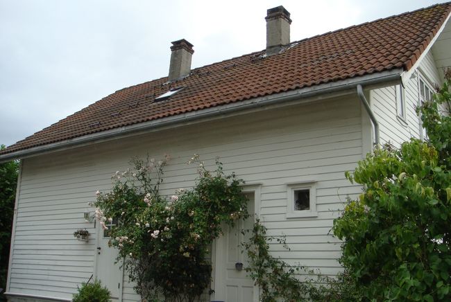 バーレストランドの街を散策しようと外に出ると、小雨が降って来た。<br />すっかり雨女になってしまって・・・(*-゛-) <br /><br />「何よ！此れしきの雨！」どうせ一眼レフは調子が悪いので、コンパクトカメラをポケットに入れて出かけました。<br /><br />異国の地で民家を見て歩くのは楽しい。