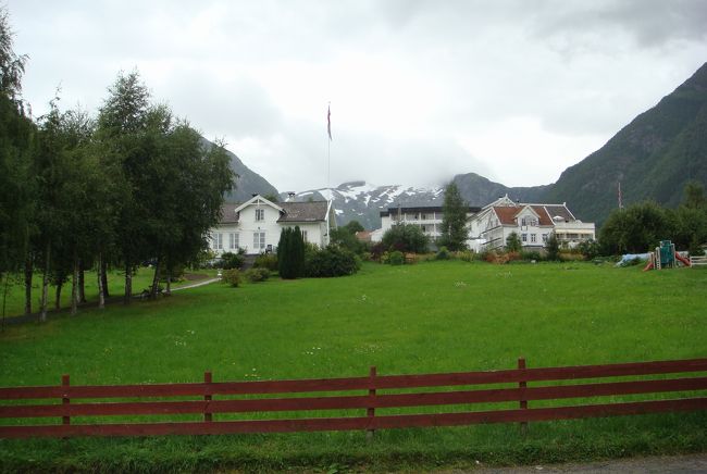 氷河に削られたＵ字谷に家が点在し、目の前にはソグネス・フィヨルドが広がっています。