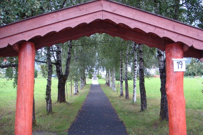 芝生の真ん中に白樺並木があって、どうも民家ではなさそう？