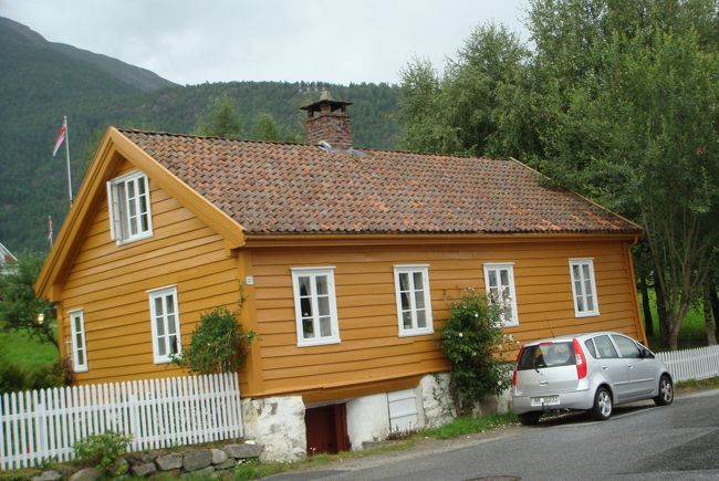 こちらの民家には日本車が停まっていました。