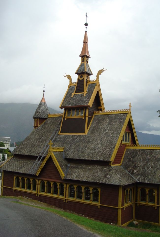規模は小さいけれど、これもスターブ教会ですね。<br />屋根にはヴァイキングの守護神である竜が付いています。