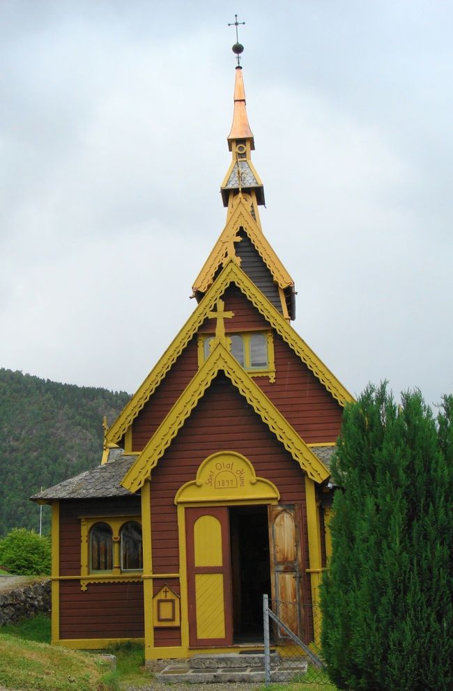 正面から見た教会<br /><br />昨日見たロム・スターブ教会より新しく、1897年に建てられています。