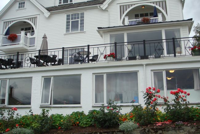 教会の上にはソグネフィヨルドに面してホテルがあります。