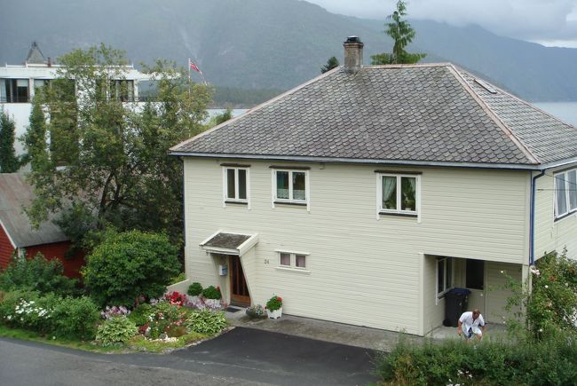 この家のご主人でしょうか？<br />玄関前の花壇を手入れされていました。