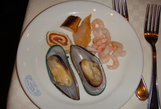 夕食はビュッフェスタイルなので海の幸を選んでみました。<br />魚の燻製は塩分が強かったです。