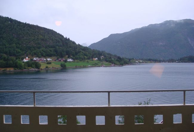 20：51<br />部屋のバルコニーからフィヨルドの景色を眺める。<br />こんな時間でもまだ明るい。