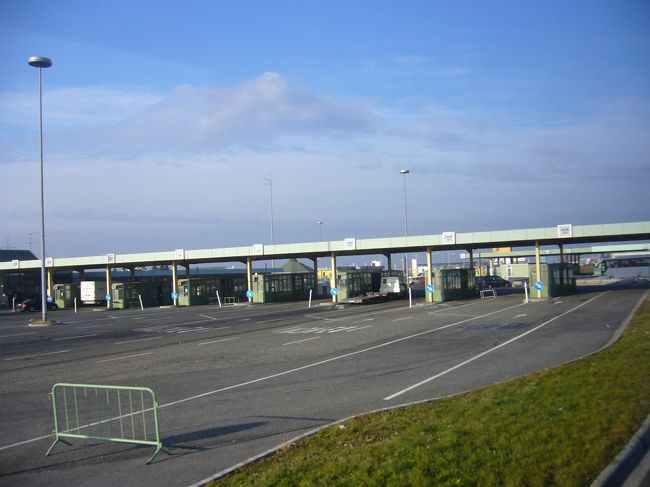 朝７時半にホテルを出発、バスでウィーンへ。<br /><br />途中、ハンガリーとオーストリア国境でパスポートチェック。<br /><br />