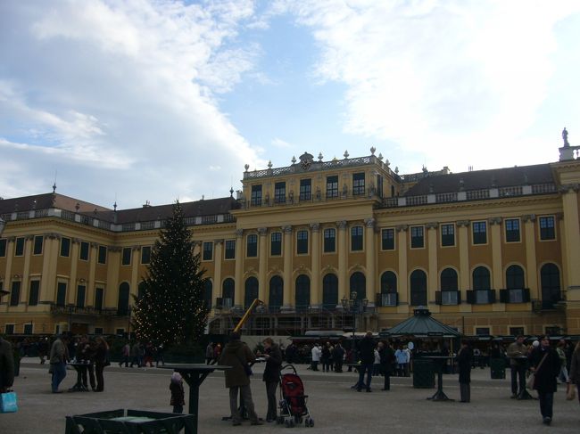 ブダペストを出て、約４時間後ウィーン到着。<br /><br />到着後すぐ昼食をとり、ウィーン郊外のシェーンブルーン宮殿の観光へ。<br /><br />シェーンブルーン宮殿はハプスブルク家の夏の離宮。<br />シェーンブルーンとは「美しい泉」という意味だそうです。<br /><br />このシェーンブルーン宮殿も私がどうしても訪れたかった場所のひとつです。<br /><br />