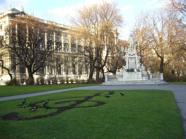 ウィーンの中心地へ戻り、市内観光へ。<br /><br />観光スポットのひとつでもある、モーツアルト像。<br /><br />季節が良ければ像の前にある芝生のトーン記号が<br />お花で埋め尽くされとても綺麗なトーン記号が見れるようですが、<br />今回は季節的な事もあって寂しいトーン記号でした。<br /><br /><br />