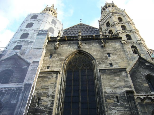 ウィーンのシンボル・シュテファン大聖堂。<br /><br />ここで、モーツアルトが結婚式をあげたことも<br />あるそうです。<br /><br /><br /><br />