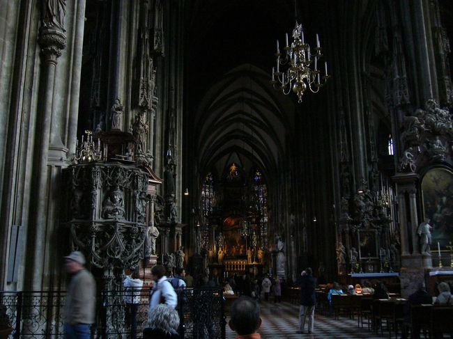 シュテファン大聖堂内部。<br /><br />地下にはカタコンベもあるそうです。