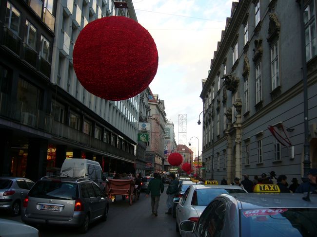 クリスマスが近いからなのか？、通りに不思議な<br />丸い物が上から吊るされていました。