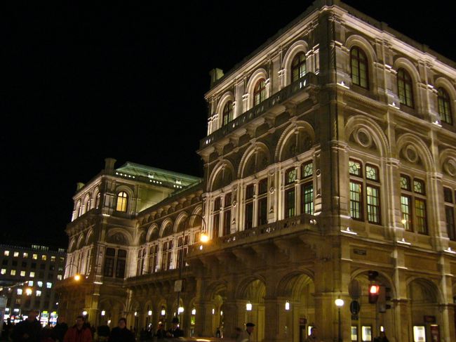 慌ただしく夕飯をとった後は、国立オペラ座にて<br />オペラの鑑賞。<br /><br />ちょっとお洒落して、初めてのオペラ鑑賞に<br />ワクワク。<br /><br />演目はワーグナー作「ヴァルキューレ」<br /><br />事前に添乗員さんがストーリーが書いたものを<br />渡してくれたのだが、これが複雑で何度読んでも<br />あまりよくわからず。大丈夫なのだろうか・・？<br /><br />国立オペラ座ではオペラの他、バレエ公演も<br />行われています。