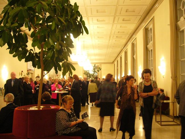 ロビーの様子。<br />皆さん、お洒落してます。