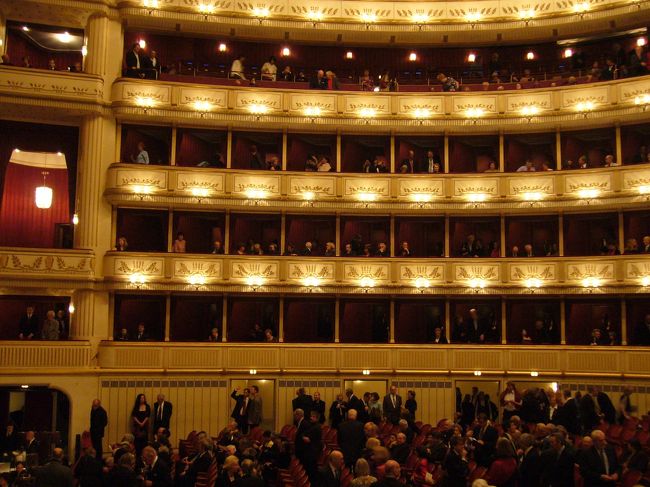 自分のバルコニー席から撮った反対側のバルコニー席。