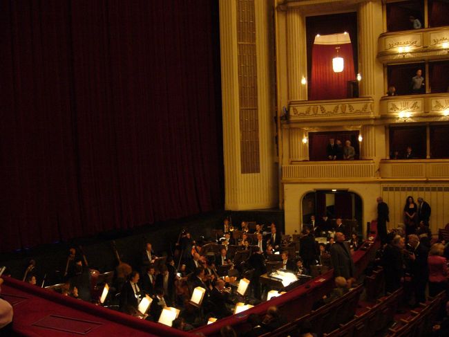 バルコニー席から撮った演奏席。<br /><br />結局、私の席からは舞台も見えず、歌詞もイタリア語で全然わからなかったけど、オペラの雰囲気に触れられたいい体験になりました。<br /><br />