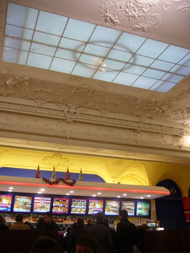 お昼はケルントナー通りからちょっと横道に出た所に<br />あったバーガーキングにて。<br /><br />ファーストフード店なのに天井まで凝っていました。<br />