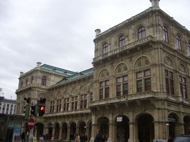 昼間のオペラ座外観。<br /><br />オペラ座からシュテファン大聖堂まで<br />ケルントナー通りをブラブラし、またオペラ座まで<br />戻ってきました。
