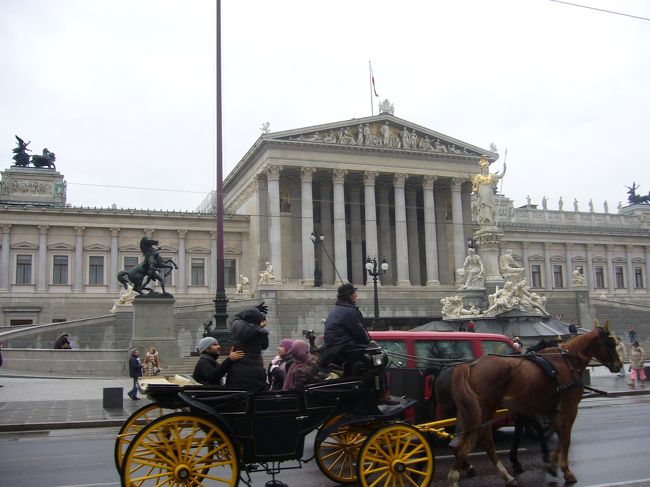 トラムに乗って、国会議事堂前で下車。<br /><br />ギリシャ神殿のようです。<br />議事堂前は普通に車も走っている道路なのですが、<br />馬車も普通に走って（？）ます。