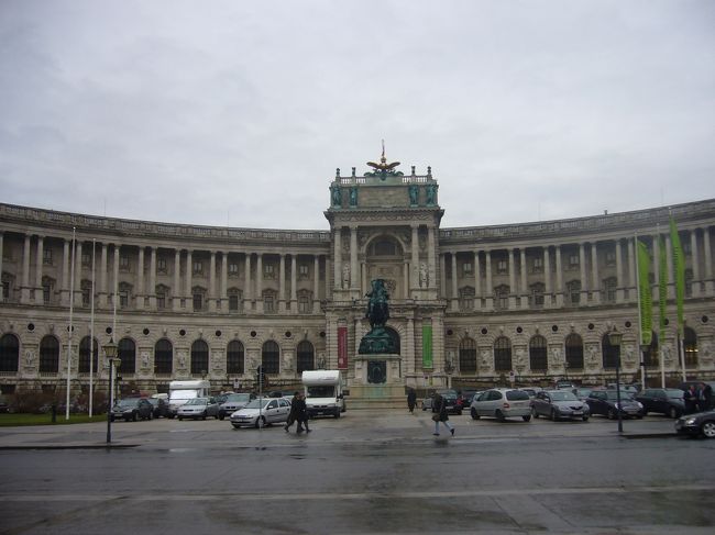 続いて国家議事堂近くの王宮へ。<br />（議事堂からだったので、ミハエル広場のある入口ではなく、ブルク門より入りました。）<br /><br />ハプスブルク家の居城だった王宮は、現在は<br />たくさんの博物館が入っています。<br /><br /><br /><br />