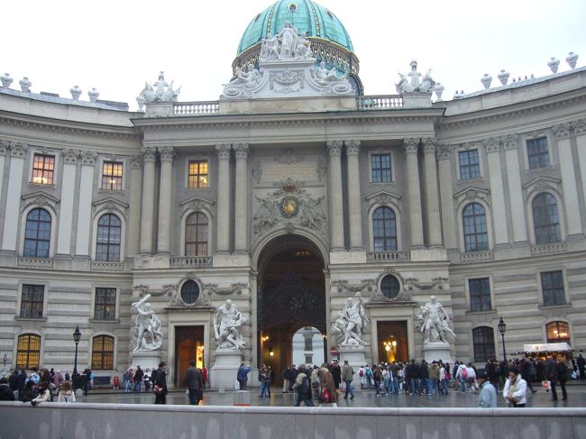 王宮の見所の、シシィ博物館、皇帝の部屋、銀器コレクションを見学し、ミハエル広場のある入口へ。<br /><br />特にシシィ博物館はシシィ（エリザベートの愛称）に関する品々が展示されていて、とても興味深く、そして見応えたっぷりでした。<br />後半のほとんどを旅に費やした彼女の旅行グッズや、暗殺された時の凶器（なんと凄く小さいヤスリ！！）なんかも展示されています。<br /><br />