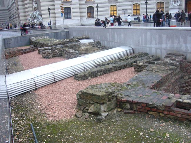 広場には何かの遺構のようなものがありました。