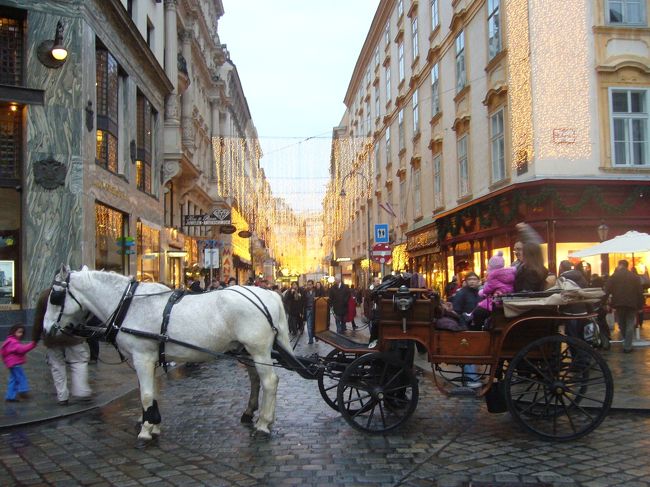 王宮前のコールマルクト。<br /><br />高級ブランドが立ち並んでいる通り。<br />日もだんだん沈んできて、通りも少しずつ<br />ライトアップし始めました。<br /><br />