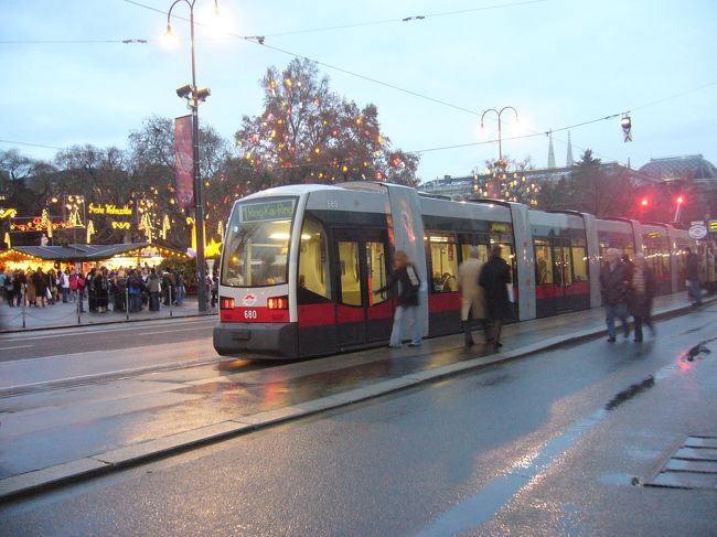 リンクに沿って走るトラム。<br /><br />