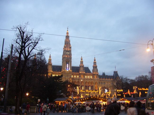 王宮の入口から再び王宮内を通り抜け、裏口から<br />先ほど行った国会議事堂のお隣、市庁舎へ。