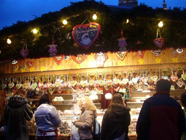 ここでも沢山の色んなお店がでています。<br /><br />オーナメントやリース、キャンドル等のクリスマスグッズはもちろん、食べ物やホットワインを売っている<br />お店もあります。<br /><br />ホットワインは、冷えた体を温めてくれました。<br />