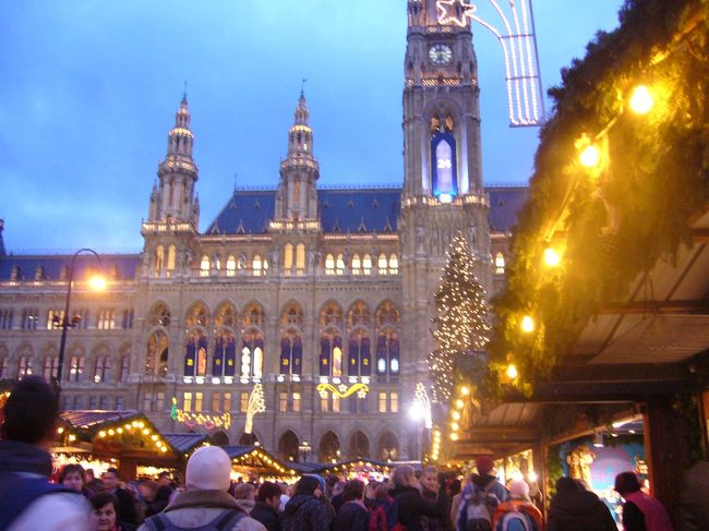 市庁舎前の広場ではクリスマスマーケットが<br />開かれています。<br /><br />大勢の人々で賑わっています。<br /><br /><br />