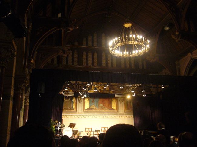 夜は、朝オペラ座の前で声をかけられチケットを<br />買ったコンサートへ。<br /><br />クラッシックコンサートかと思いきや、<br />演奏に合わせてダンスをしたり、ショー的な<br />感じでした。<br /><br />ベートーベンプラザにて。