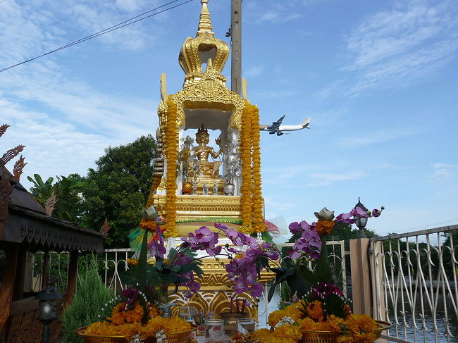 カトマンドゥへはバンコク経由、トランジットの時間が長かったので空港近くのホテルで一泊です。<br /><br />タイの国際空港の付近には安いトランジットホテルがいくつかあります。<br />