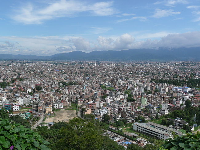 スワヤンブナートからカトマンドゥ盆地を見下ろす。<br />