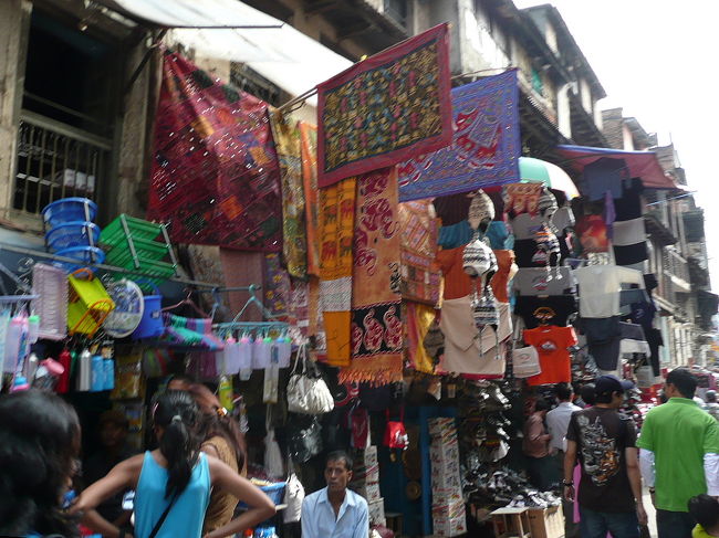 ダルバール広場から歩いてアサン・チョークと呼ばれる市場街を通る<br />