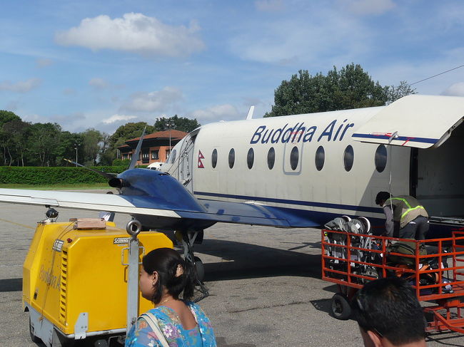 カトマンドゥから国内線でポカラへ向います。<br />Ｂｕｄｄｈａ　Ａｉｒという航空会社<br />２２人乗りです。<br /><br />関連記事を別のブログに出しました。<br />http://illinois.way-nifty.com/blog/2008/08/post_0e18.html