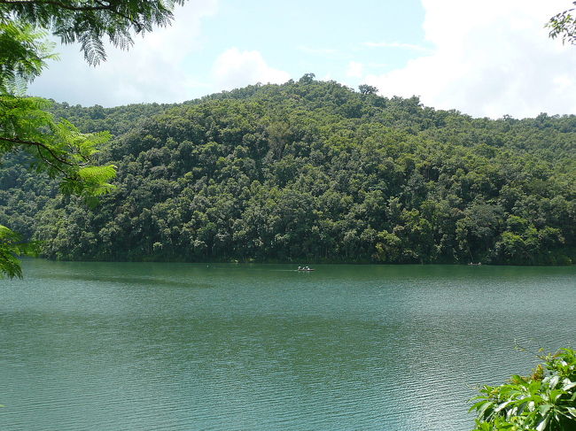 ポカラのフェワ湖に沿ってあるきます。<br />