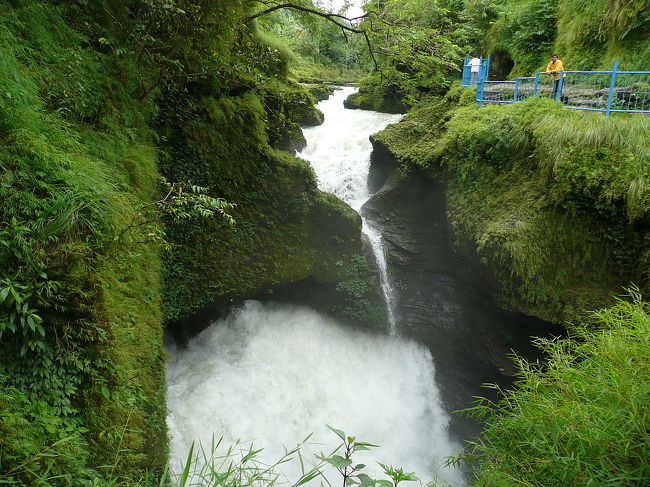 ポカラ　パタレ・チャンゴ<br /><br />この日は雨のあとで大迫力、水は滝つぼから地下へ消えていく。<br />（乾季は水がないらしい。）<br /><br />