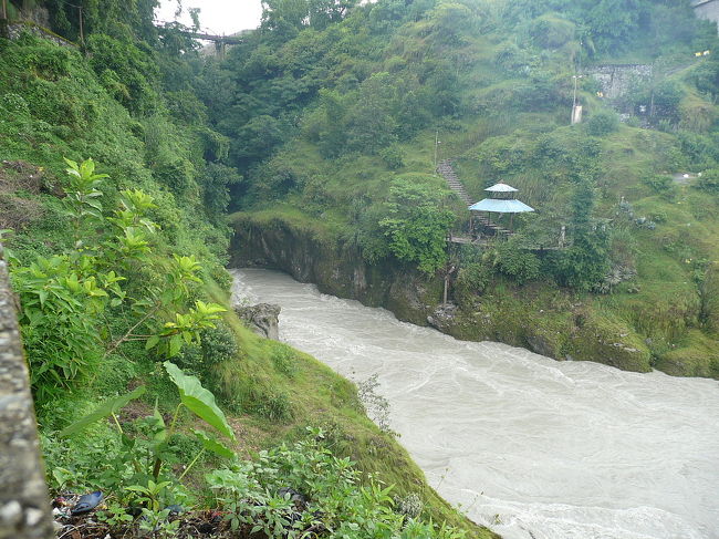 ポカラの東を流れるセティ・ガンダキという深い渓流<br />