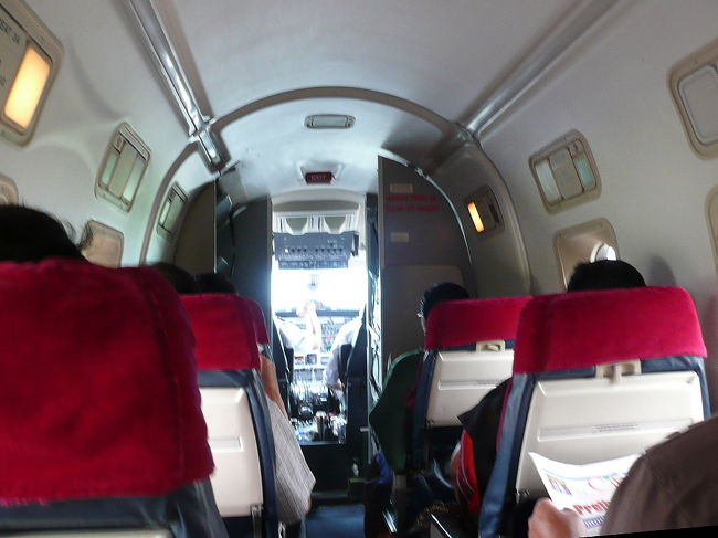 ポカラからカトマンドゥへ戻ります。<br />コックピット丸見えです。<br />