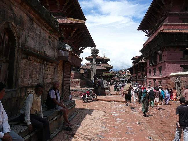 パタン<br /><br />この日も半日、ガイドさん付きでカトマンドゥ近郊を回ります。<br />写真は古都パタン。<br />