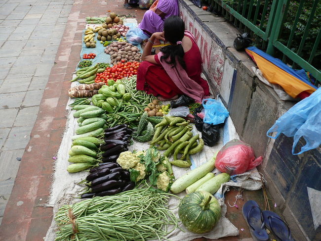 カトマンドゥ　タヒティ・チョークの朝市<br /><br />このあたりの街の朝の表情はおもしろい。<br /><br />