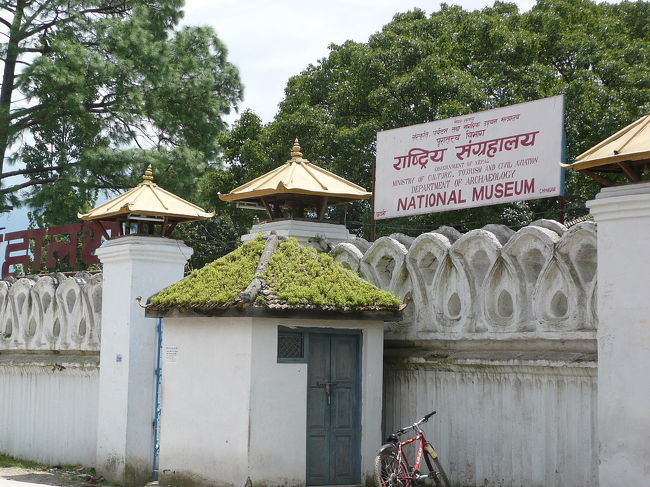 国立博物館の入り口<br />小屋の中のおじさんが切符を売っています。<br />