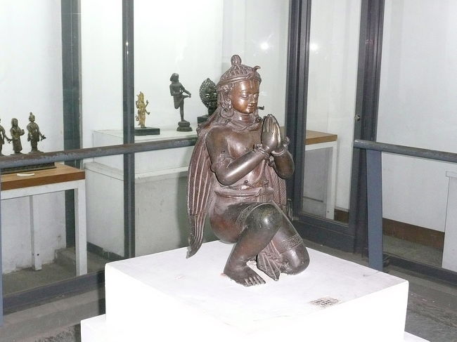 国立博物館<br /><br />いい展示物も多いのであろうが、展示方法は予算不足。なんか応援したくなります。<br /><br />この展示はガルーダ。<br />
