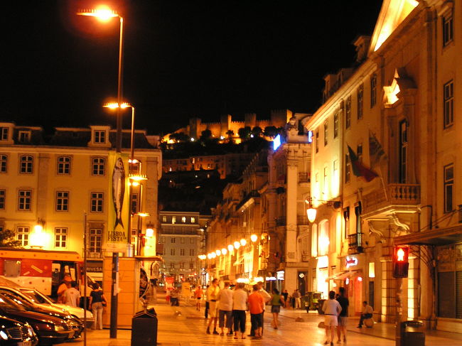 成田を朝出発し、パリで乗継ぎ、夜リスボンに到着。<br />幸いリスボンの街は空港から数キロですぐにホテルにチェックイン。さっそく夜の街を夕食がてら散歩。<br />古い街並みとぼんやりとしたライトがいい雰囲気をかもしだしていました。