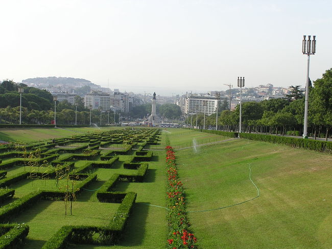 次の日から本格的にリスボン市内を観光。<br />エドゥアルド7世公園。傾斜を利用した広大な公園で、眼下にはリスボンの中心部が広がる。曇っていたのが残念。
